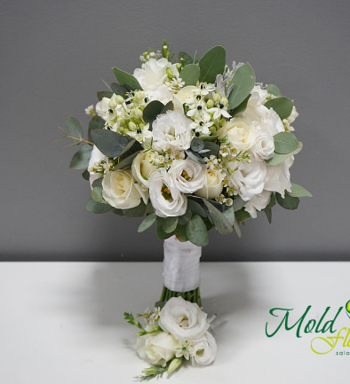Buchet de mireasa cu trandafiri albi, eustoma si eucalipt + butoniera foto 394x433